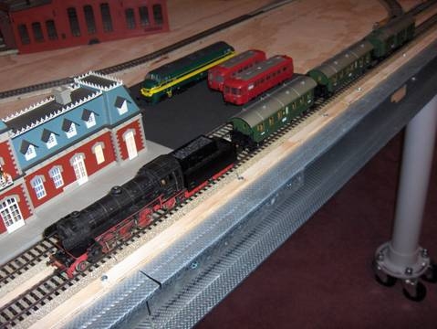 BB 00047 ~ Diorama: Neubaulok BR23 Steamer pulling Thunderboxes into the Station.