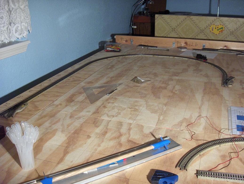 04/04/2012 ~ Blok012 (Metaal): Tracks screwed down for operation.